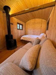 Shepherds Hut/Hot Tub Private Lake Jurassic Coast客房内的一张或多张床位