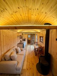 Shepherds Hut/Hot Tub Private Lake Jurassic Coast的休息区