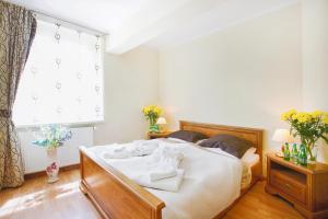库多瓦-兹德鲁伊Polonia的一间卧室配有一张带白色床单的床和一扇窗户。