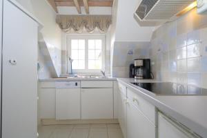 曼克玛肖Syltnest的白色的厨房设有水槽和窗户