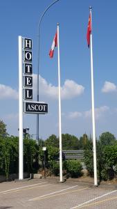 比纳斯科Hotel Ascot的天篷标志和两个旗帜的标志