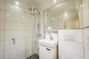 布拉德鲁普Wattkoje的白色的浴室设有水槽和镜子