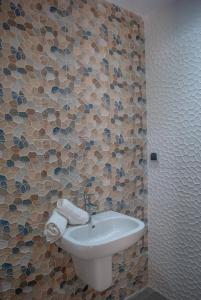 索维拉Villa Vert的一间带水槽和马赛克墙的浴室