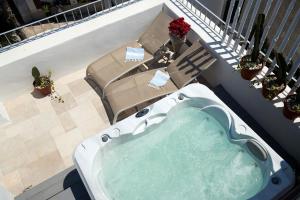 滨海波利尼亚诺Dei Serafini的阳台上享有空中美景,设有浴缸。