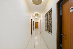PhandaFabHotel Dhruva的走廊的走廊