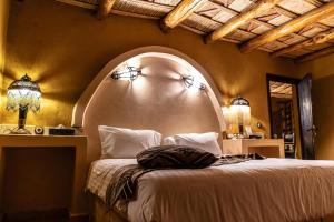 伊尔富德夏露卡阿尔方德古堡酒店的一间卧室配有一张带白色床罩的大床