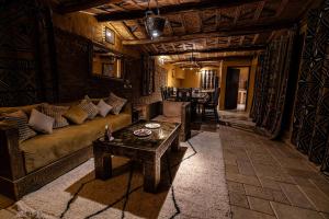 伊尔富德夏露卡阿尔方德古堡酒店的客厅配有沙发和桌子