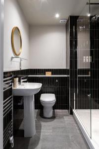 彻特西桥梁酒店的一间带水槽、卫生间和镜子的浴室