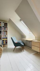 哥本哈根ApartmentInCopenhagen Apartment 1594的阁楼间 - 带蓝色椅子