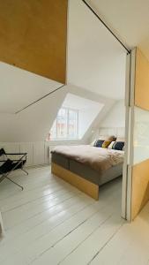 哥本哈根ApartmentInCopenhagen Apartment 1594的一间卧室设有一张床和一个大窗户