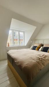 哥本哈根ApartmentInCopenhagen Apartment 1594的阁楼上的卧室配有两张床