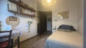 圣朱利亚诺-泰尔梅梅森德朵拉酒店的一间卧室配有一张床和一个吊灯