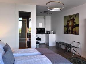 科隆Rheinblick Apartments的一间卧室配有一张床和一间厨房