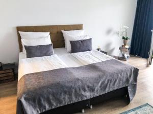 科隆Rheinblick Apartments的一间卧室配有一张大床和两个枕头