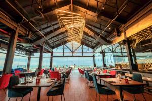 岘港GOLDEN APARTMENT With SEA VIEW的一间带桌椅和吊灯的餐厅