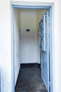 鲁亨盖里Rhoja homes的走廊,门通往房间
