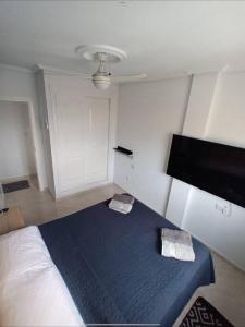 克萨达城2BR Apartment with Stunning Scenery - La Marquesa View的一间客房配有一张床和两个枕头