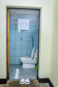鲁亨盖里Rhoja homes的一间带卫生间和一双拖鞋的浴室