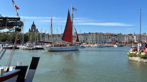 拉罗谢尔Nid douillet T2 wifi centre historique 3 étoiles的港口里一艘红色帆的船
