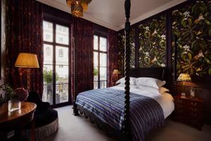 伦敦波特贝拉酒店的一间带天蓬床的卧室和一间带窗户的房间