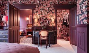 伦敦波特贝拉酒店的一间卧室配有一张桌子和一把椅子