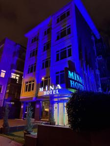 安卡拉米娜1号酒店的建筑的侧面有蓝色的灯光