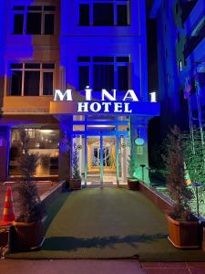 安卡拉米娜1号酒店的带有读Muna酒店标志的酒店入口