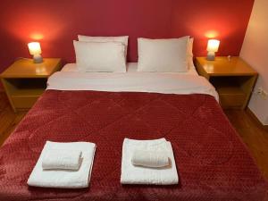 希俄斯Μεζονέτα Τοξότης的一张大床,上面有两个枕头和两个灯