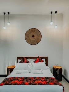 多多马Dream Stay Lodge and Restaurant的一间卧室配有一张大床和两张桌子
