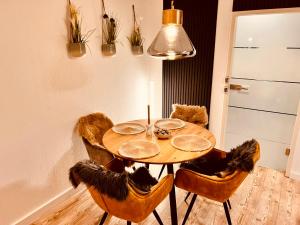 科隆Cologne Chic: Mexx Opulence Köln的餐桌、椅子和吊灯
