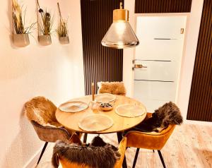 科隆Cologne Chic: Mexx Opulence Köln的用餐室配有桌子和躺在椅子上的猫