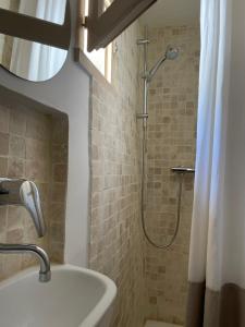 普罗旺斯艾克斯Le Mini - Un voyage en Provence的带淋浴和盥洗盆的浴室