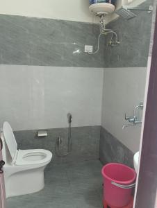 博瓦利Sadhna Holiday Home的浴室配有白色卫生间和淋浴。
