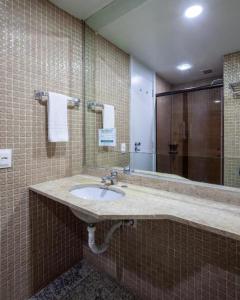贝洛奥里藏特Hotel Nacional Inn Belo Horizonte的一间带水槽和镜子的浴室