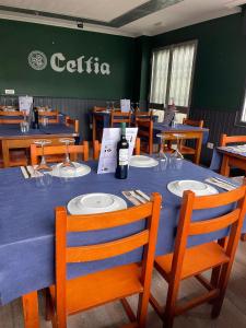 维戈Posada Celtia的用餐室配有带1瓶葡萄酒的桌子