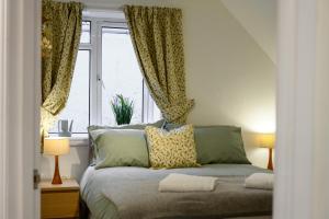 库珀Old Town Loft的一间卧室配有床和带窗帘的窗户