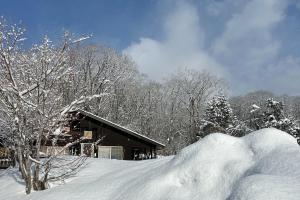 弘前市1日1組の宿　OTTABIO（オタービオ）的小屋前的一堆积雪