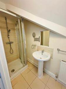 利物浦Elm Vale Lodge的一间带水槽和淋浴的浴室