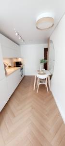 考纳斯Hygge Apartment in Silainiai, Kaunas的白色的厨房配有白色的桌子和白色的柜台。