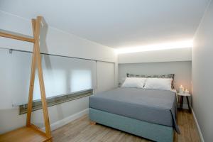 阿基欧斯尼古拉斯Mylos Modern Apartments,By Idealstay Experience的一间卧室设有一张床、一个窗口和梯子
