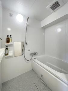 广岛bHOTEL Dai3Himawari - Up to 10p 1 min Peace Park, Wonderful huge house的白色的浴室设有浴缸和水槽。