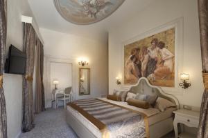 希贝尼克生命宫殿遗产酒店的一间卧室配有一张壁画床
