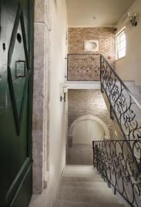 希贝尼克生命宫殿遗产酒店的一座带绿门的建筑中的楼梯