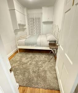 Rego ParkStay Rego Park的一间小卧室,配有床和地毯