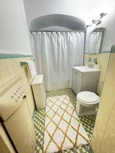 Rego ParkStay Rego Park的浴室配有白色卫生间和盥洗盆。
