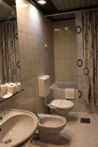 贝尔格莱德朱果斯拉维亚加尔尼酒店的浴室配有卫生间、盥洗盆和浴缸。