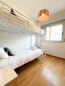 克尤伯厄拉斯Apartamento La Sal Cubelles的一间卧室配有一张双层床和梯子
