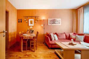 克罗夫Haus Beate Klein的客厅配有红色的沙发和桌子