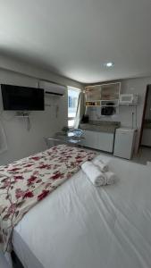 若昂佩索阿Israel flat tambau 106的一间卧室配有一张大床和毛巾