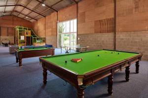 彻奇斯特雷顿Pendennis at Eaton Manor的大型客房设有台球桌和游乐场。